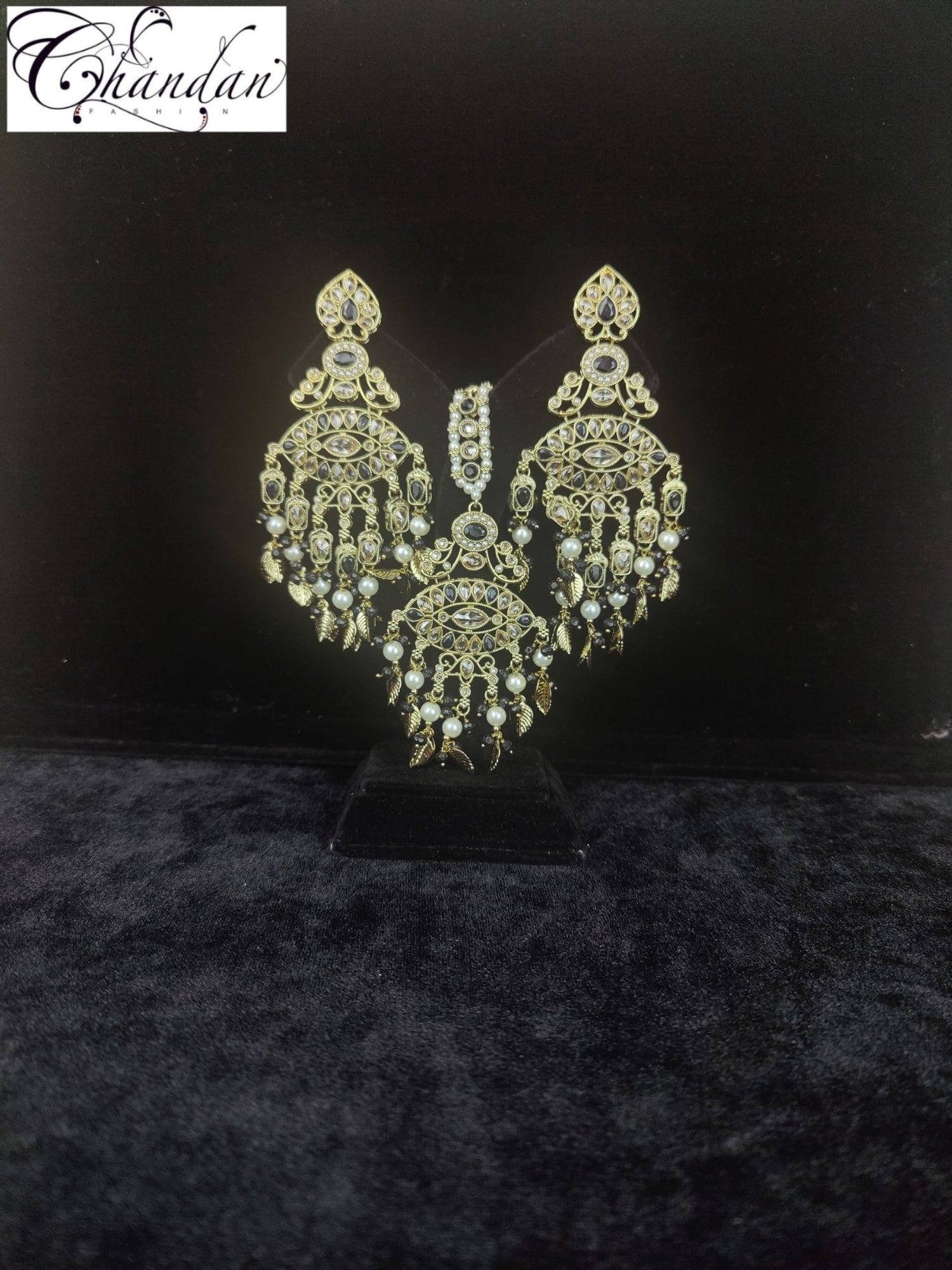 Earrings with Mangtikka