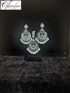 Earrings with Mangtikka