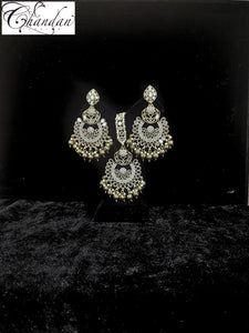 Earrings with Mangtikka