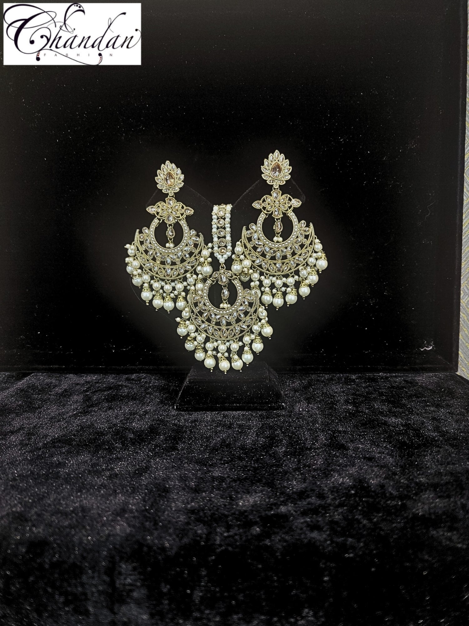 Earrings with Mangtikka